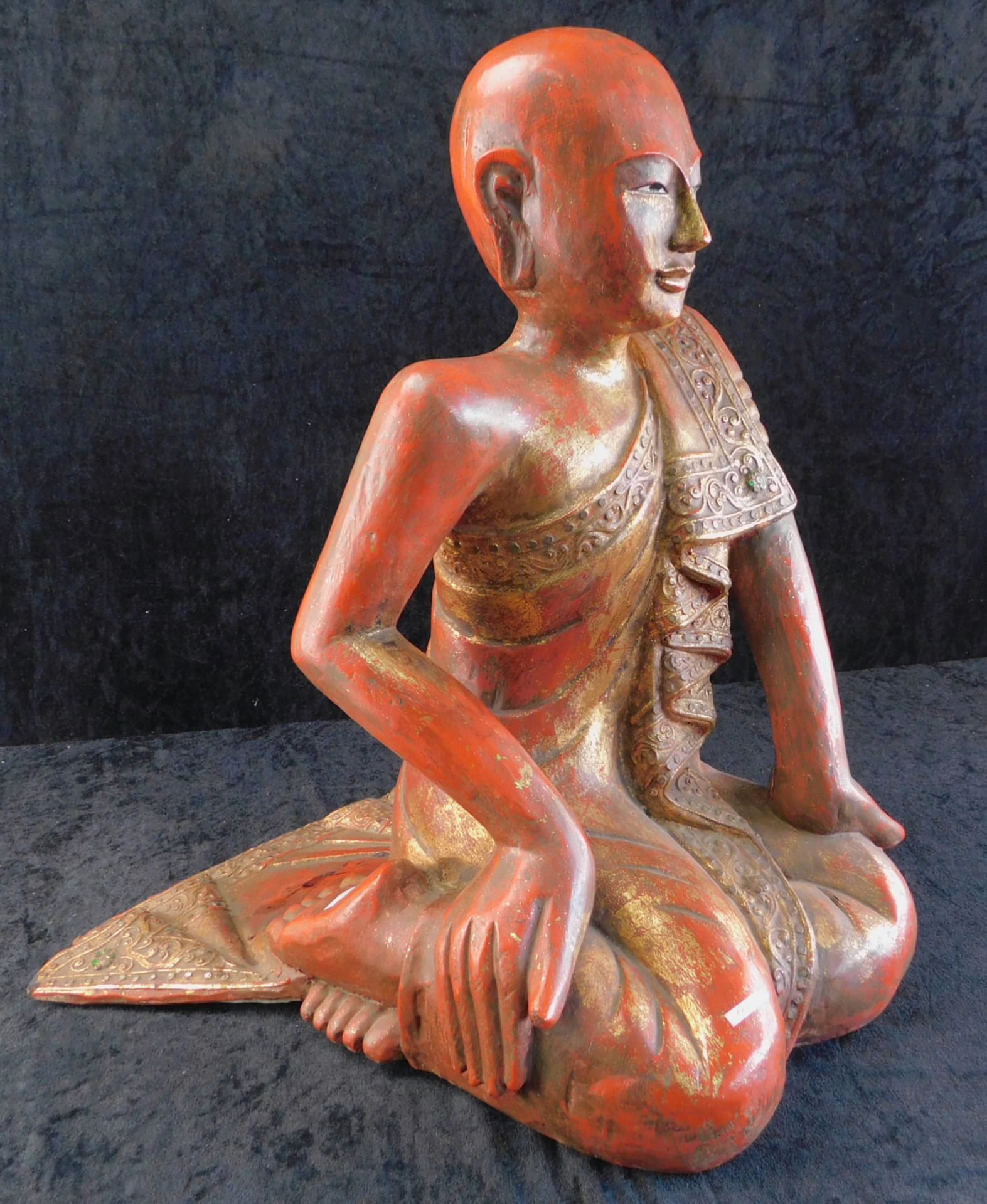 Sariputta, Schüler Buddhas, große kniende geschnitzte Holzfigur, H: 50 cm