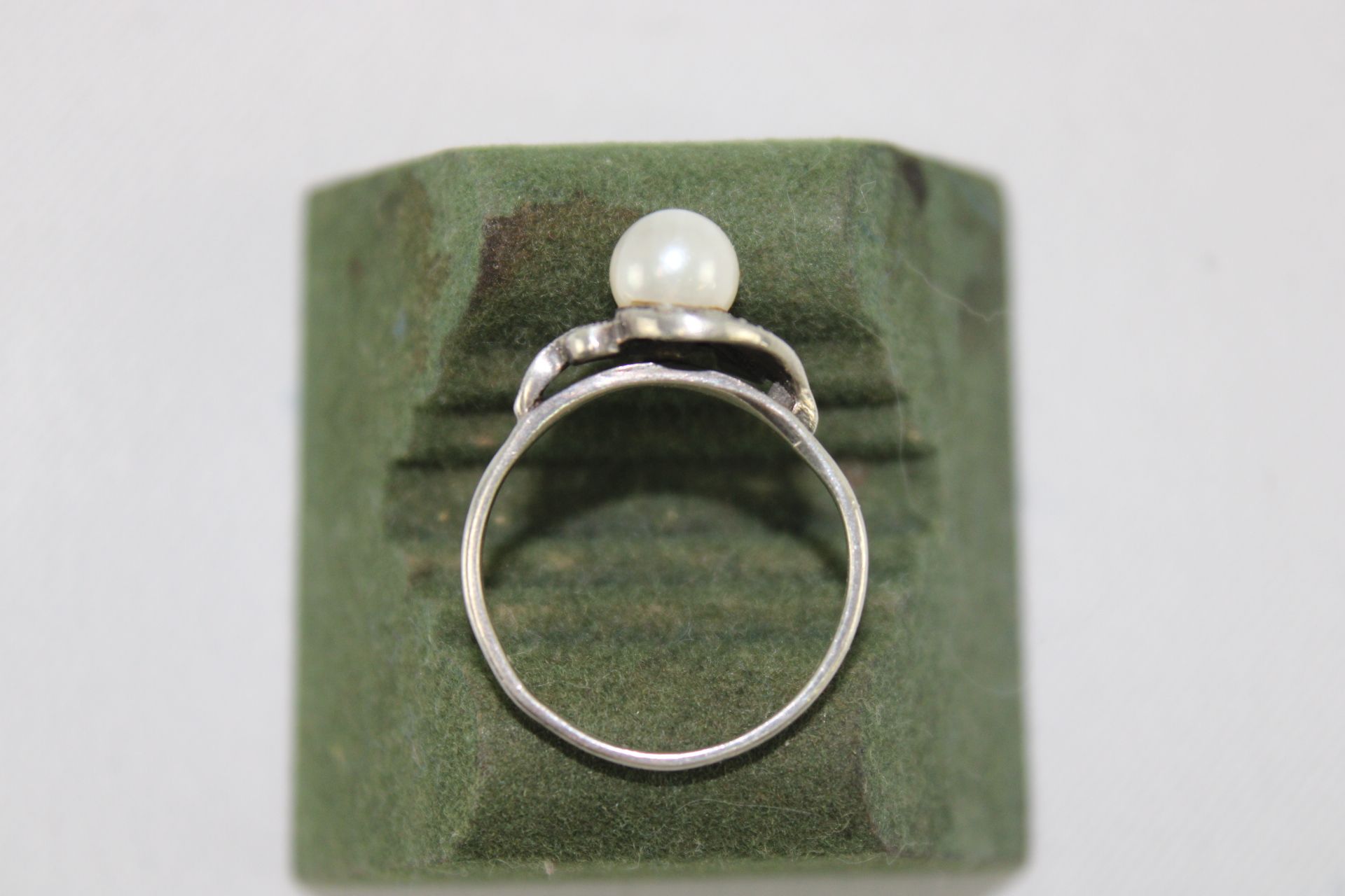 Ring mit weißer Perle, 925er Silber, 1.H.20.Jh. - Bild 2 aus 2
