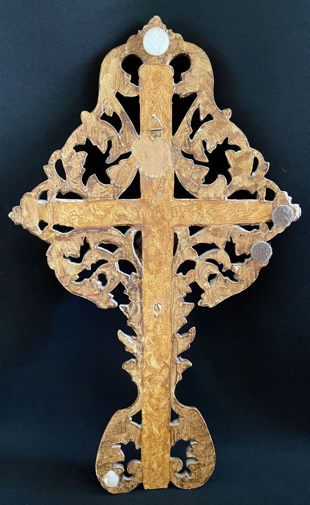 Kruzifix, 19. Jh.: Christus am Kreuz, umgeben von geschnitzten Ornamenten, Holz, farbig gefasst, - Image 3 of 3