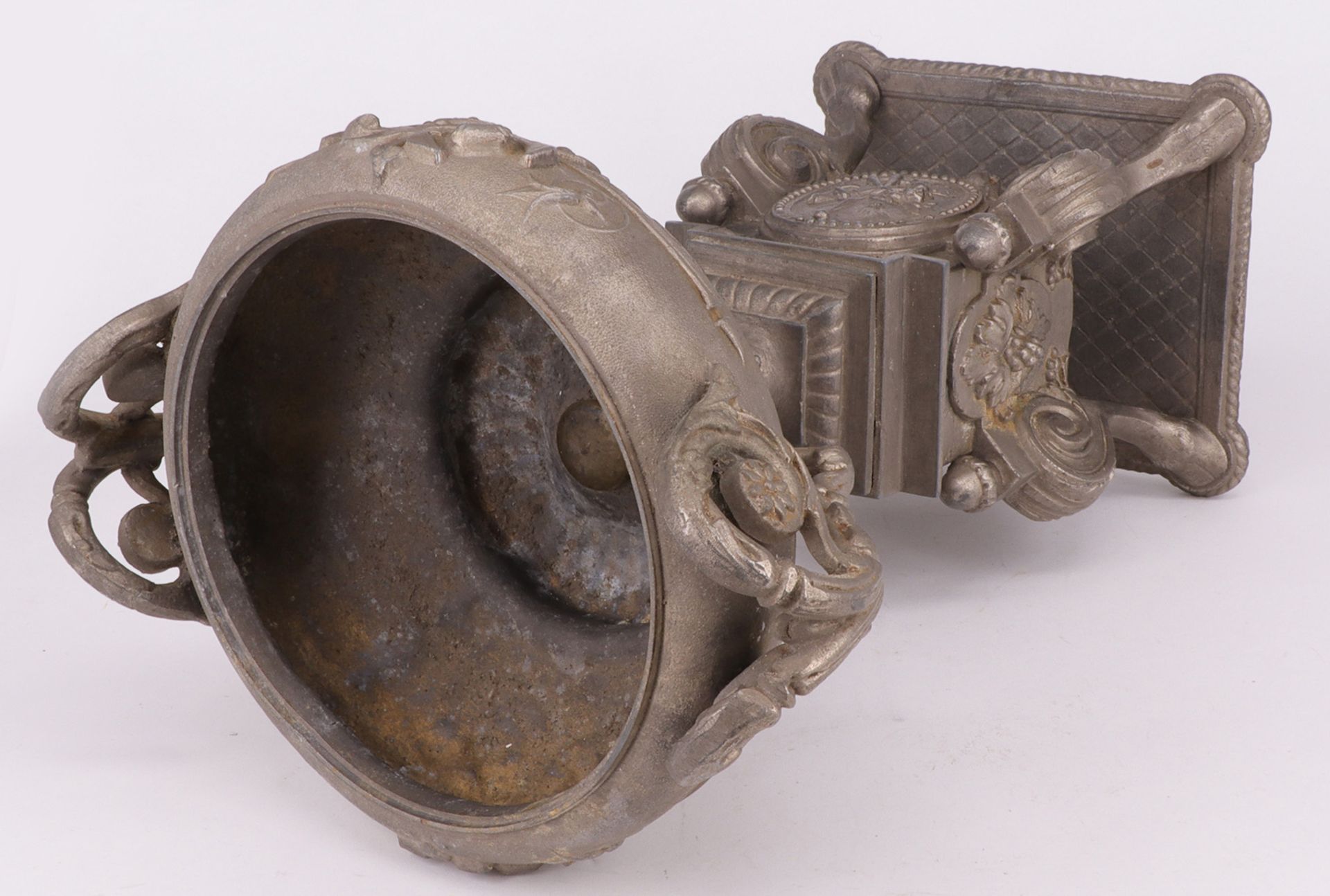 Zinnpokal, 1. H. 19. Jh., Ziegenbockfüße, eine Vase mit zwei Handhaben auf dem Sockel, mit - Image 3 of 4