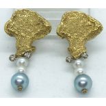 Paar Ohrklipse, 585er GG, mit zwei kleinen weißen Perlen und einer grauen Perle, Handarbeit, Ges.