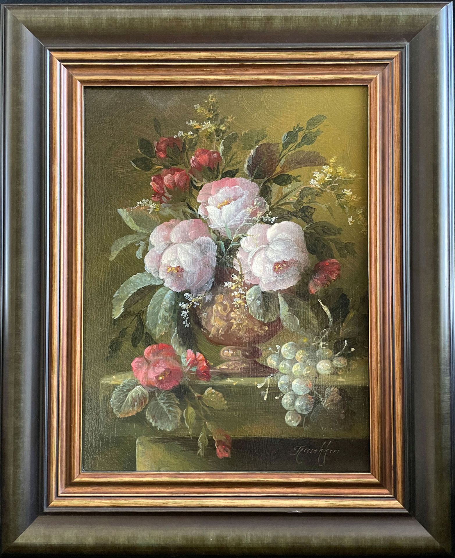 Thomas Heesakkers (*1946), Blumenstillleben mit drei hellrosa Rosen, roten Blumen und Trauben,
