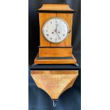 Biedermeier-Uhr mit Konsole, 19. Jh.: hochrechteckiges Uhrengehäuse, Emailziffernblatt mit römischen