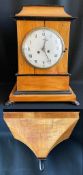 Biedermeier-Uhr mit Konsole, 19. Jh.: hochrechteckiges Uhrengehäuse, Emailziffernblatt mit römischen