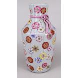 China 20. Jh., Vase, Porzellan, Celadon / Seladon Grund, hellgrau mit polychromen Blumenmedaillons