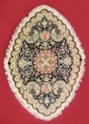 Ovaler Wandteppich, Wolle, ornamentale und florale Muster, Fransen umlaufend, 148 x 105 cm
