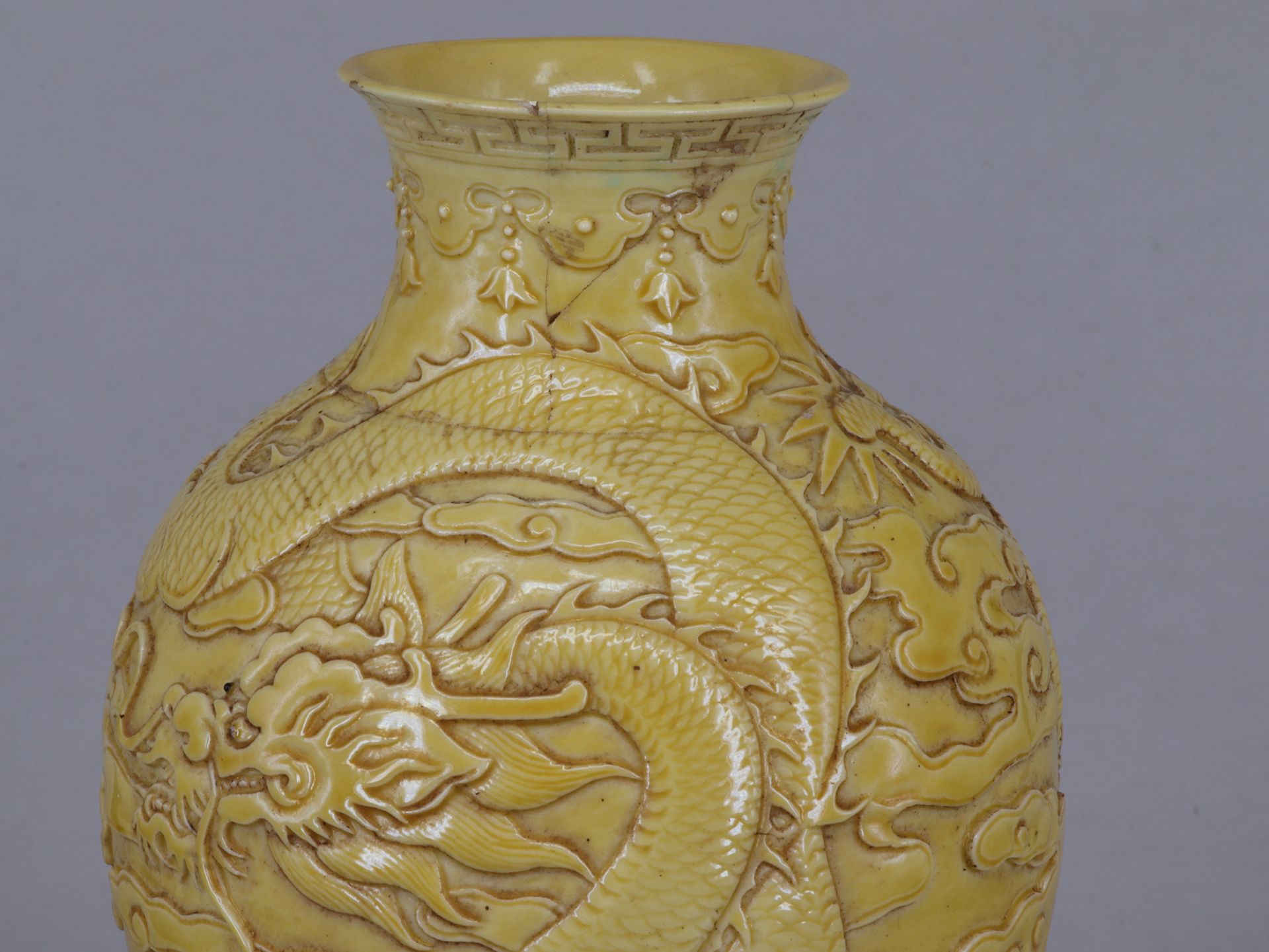 China, 20. Jh., gelbe Vase, Porzellan, mit reliefiertem Drachendekor, apokryphe Marke, alte - Image 5 of 5