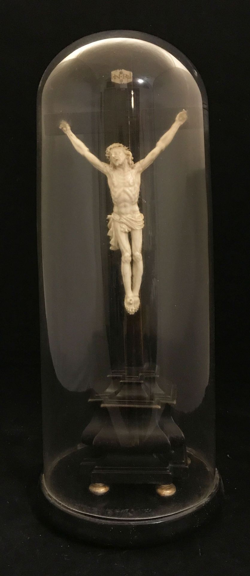 Kruzifix unter Glashaube, 18.Jh., Korpus aus Elfenbein, Dreinageltypus, feine Schitzerei, - Image 3 of 5