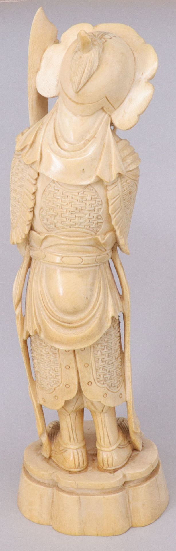 China, 19. Jh., Tempelwächter mit Schwert, auf einem mit Schriftzeichen verzierten Sockel stehend, - Image 3 of 5