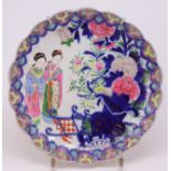 Asiatischer Teller mit zwei Frauenfiguren und floralen Motiven, D. 24,5 cm