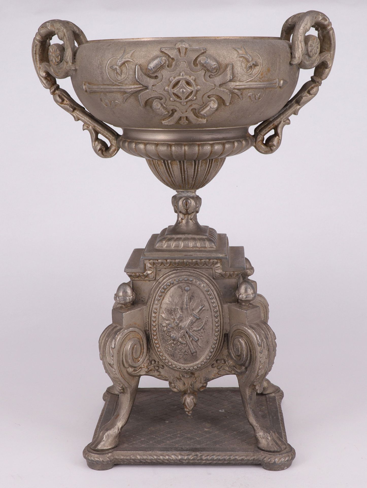 Zinnpokal, 1. H. 19. Jh., Ziegenbockfüße, eine Vase mit zwei Handhaben auf dem Sockel, mit