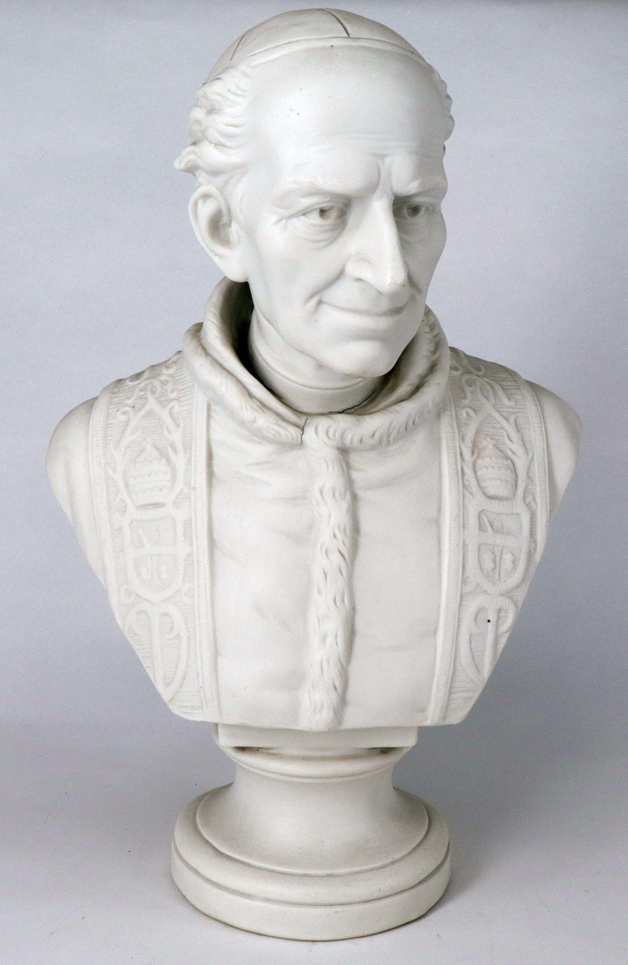 Büste Papst Leo XIII, Biskuitporzellan. Auf rundem Sockel, Brustprotrait in Mozetta und Stola mit