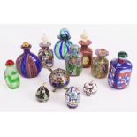 Konvolut Glas-Flakons und Cloisonneé-Objekte: 6 Flakons aus buntem Glas, teils millefeuille,