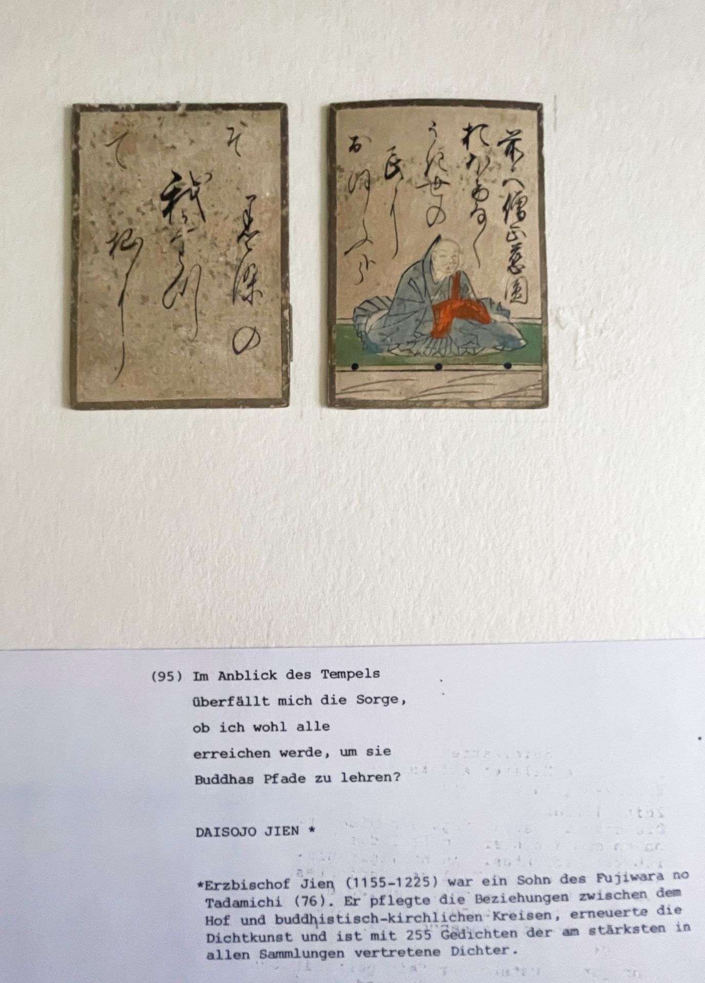 Zwei Spielkarten "Uta-Garuta" Japan, 19. Jh. mit dem Dichter Daisojo Jien und dem Gedichtanfang Im - Image 3 of 3