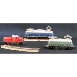 Modelleisenbahn, eine Lokomotive und zwei Waggons sowie zwei Schienen-Teile, grüner Waggon von