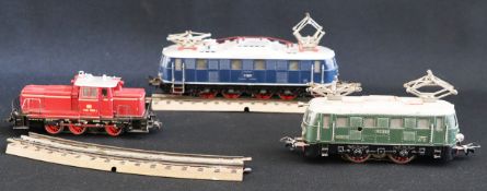 Modelleisenbahn, eine Lokomotive und zwei Waggons sowie zwei Schienen-Teile, grüner Waggon von