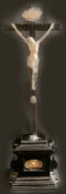 Kruzifix unter Glashaube, 19.Jh., Korpus Christi im Dreinageltypus, wohl Zinkguss, Holzkreuz auf
