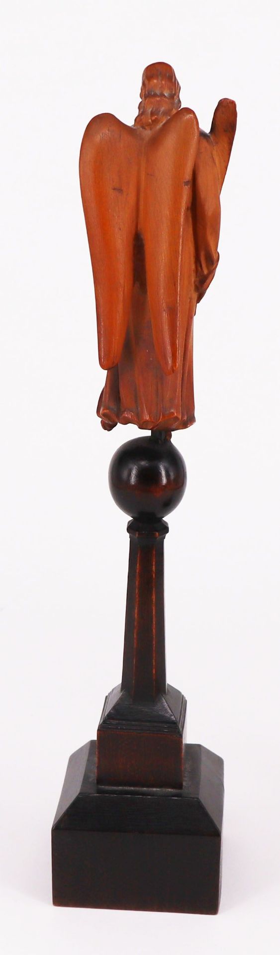 2 Figuren auf Sockel: Erzengel mit langen Flügeln und Palmwedel, Holz, mit dem rechten Fuß auf einer - Image 3 of 4