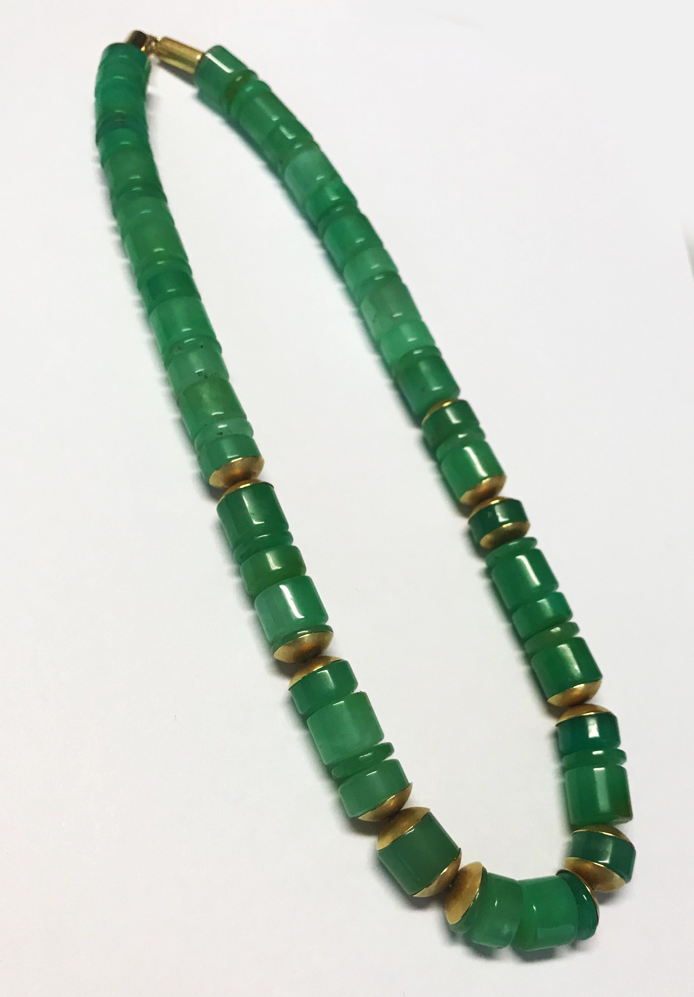 Jadekette bzw Collier mit hellen grünen Jade Steinen in verschiedenen Größen, dazwischen