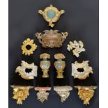 Konvolut Ornamente und Konsolen, 12 Stück, Holz, geschnitzt und farbig gefasst, teils Vergoldung,
