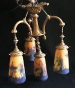 Deckenlampe, Muller Frères, Art Nouveau: Messinggestell mit drei Armen und vier nach unten hängenden