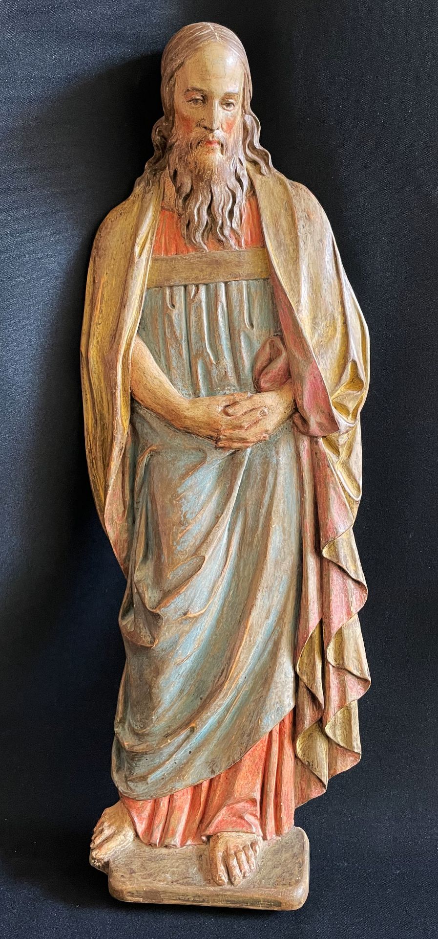 Bärtiger Apostel oder Jünger in langem Gewand mit faltenreichem Mantel, Relief, Holz, farbig gefasst