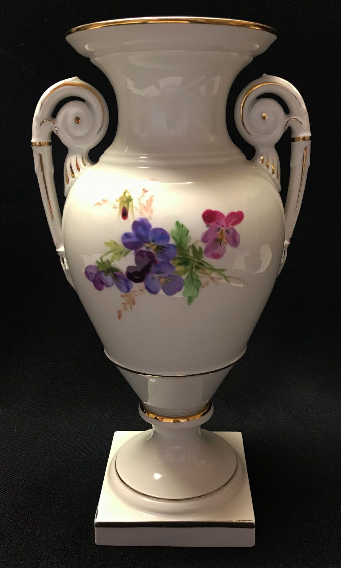 Meissen, Amphorenvase mit seitlich eingerollten Henkeln, Porzellan mit Blumendekor, - Image 5 of 5