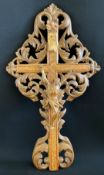 Kruzifix, 19. Jh.: Christus am Kreuz, umgeben von geschnitzten Ornamenten, Holz, farbig gefasst,