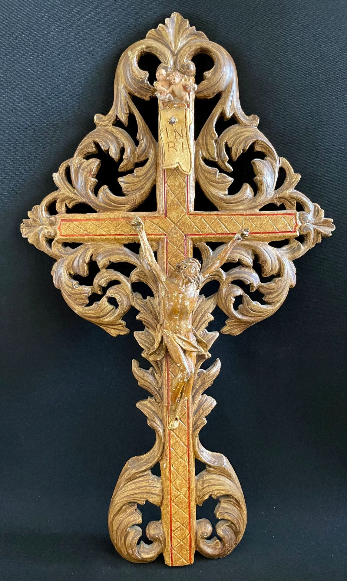 Kruzifix, 19. Jh.: Christus am Kreuz, umgeben von geschnitzten Ornamenten, Holz, farbig gefasst,