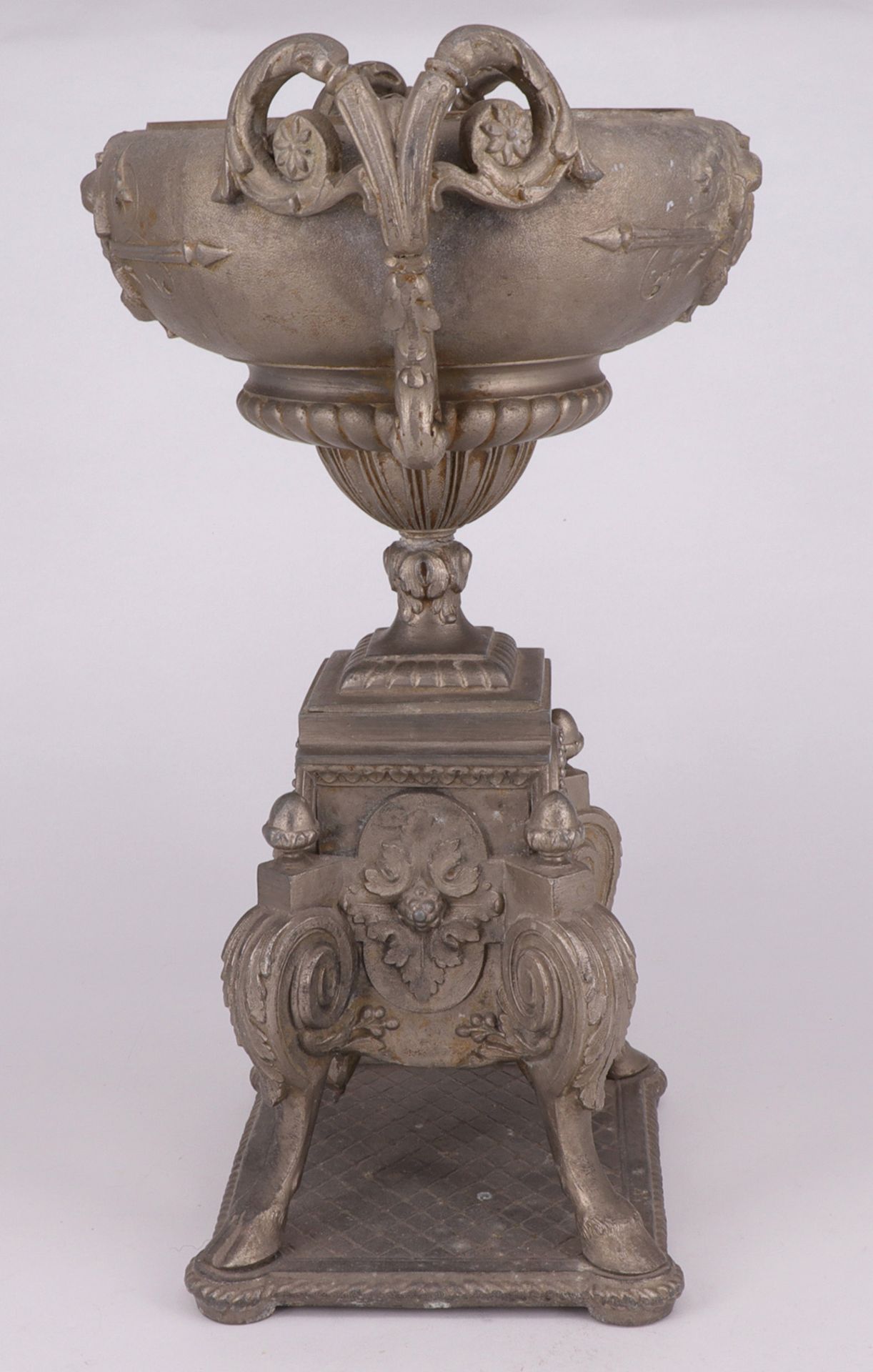 Zinnpokal, 1. H. 19. Jh., Ziegenbockfüße, eine Vase mit zwei Handhaben auf dem Sockel, mit - Image 4 of 4
