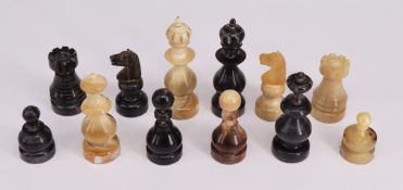 Schachspiel, Horn, komplett, im Schubkasten, Altersspuren, Figuren zw. 4,5 und 9,5 cm