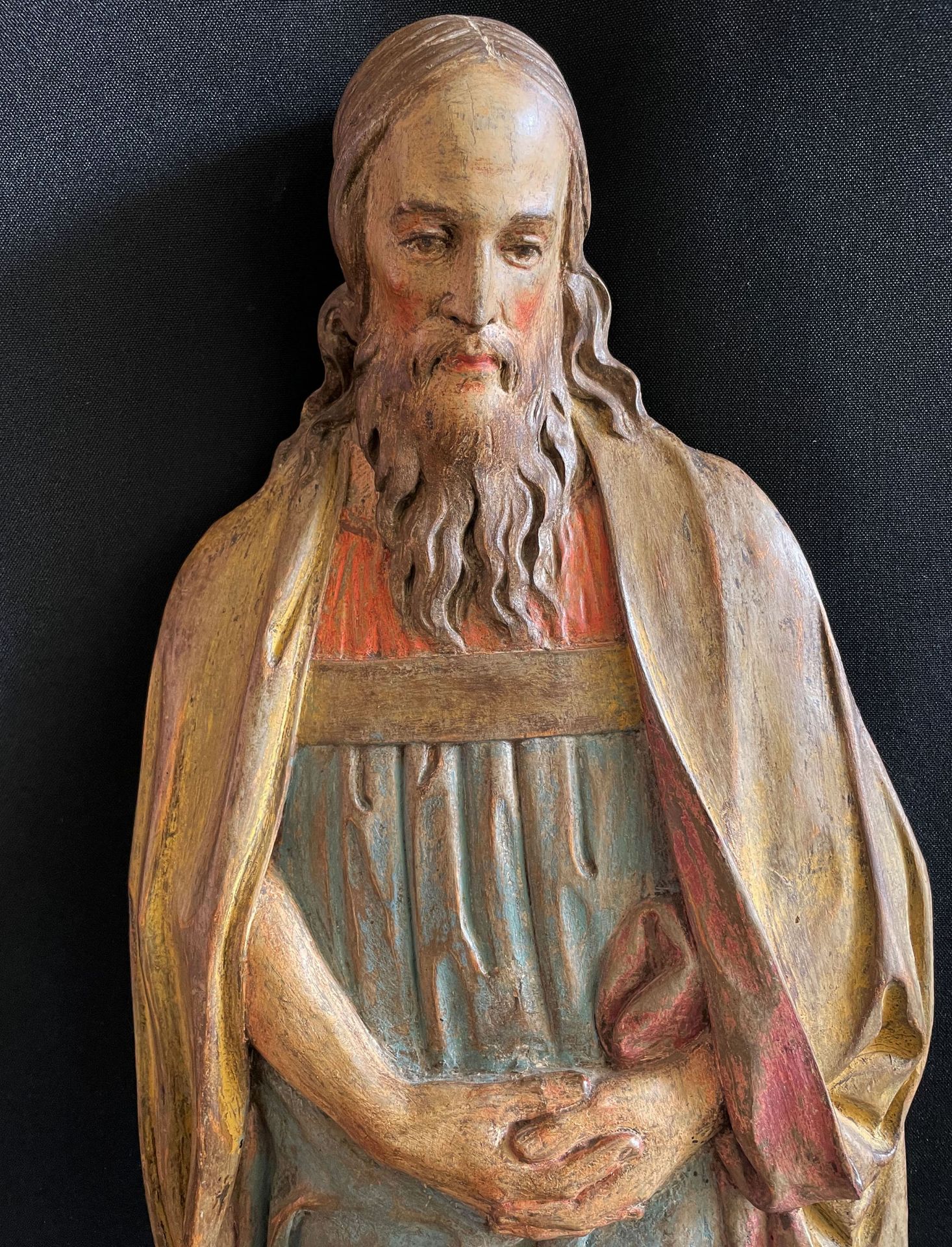 Bärtiger Apostel oder Jünger in langem Gewand mit faltenreichem Mantel, Relief, Holz, farbig gefasst - Image 2 of 3