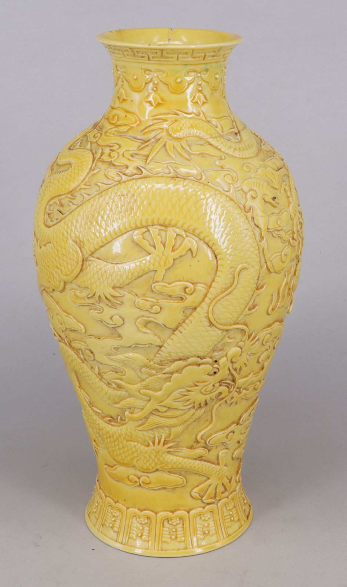 China, 20. Jh., gelbe Vase, Porzellan, mit reliefiertem Drachendekor, apokryphe Marke, alte - Image 2 of 5