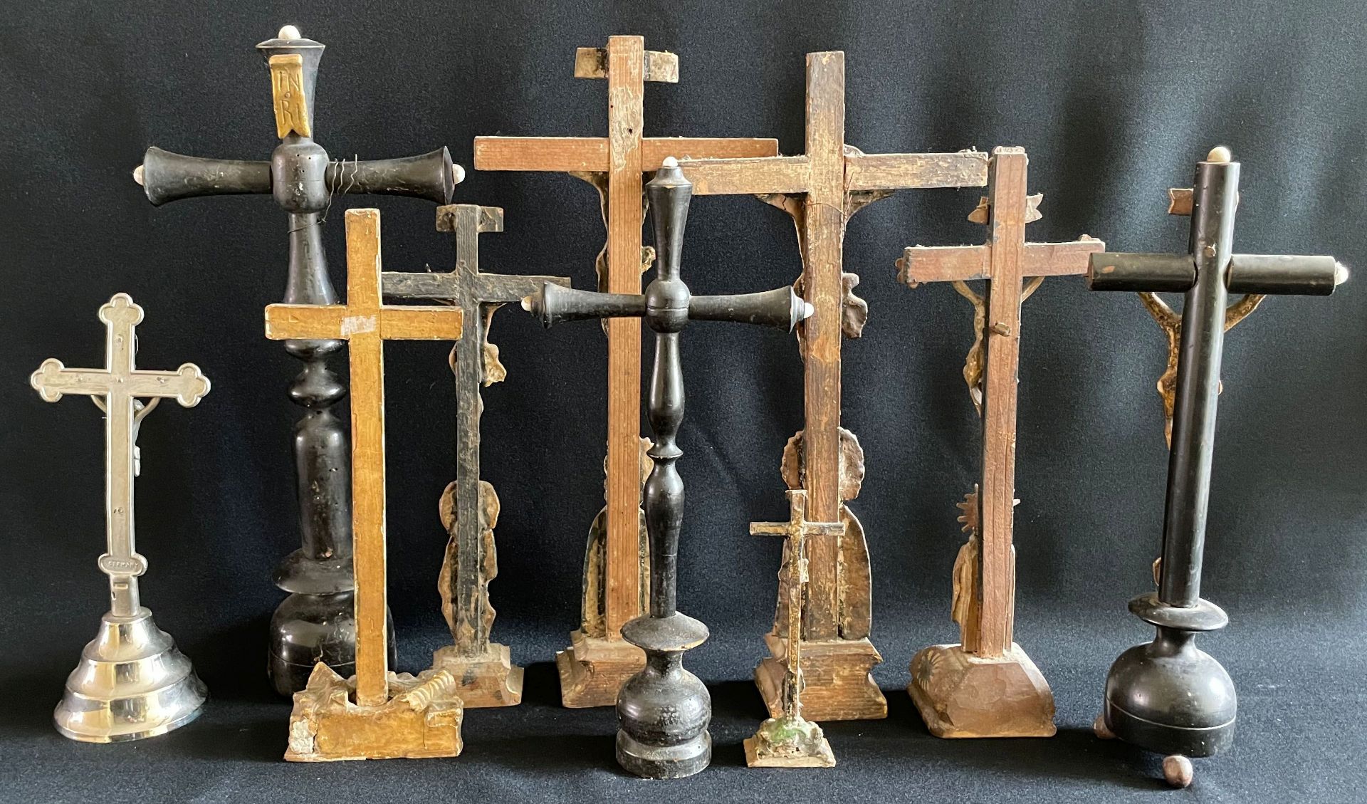 Konvolut Stand-Kruzifixe, insgesamt 9 Stück: 18./19. Jh., unterschiedliche Ausführungen, acht aus - Image 3 of 4