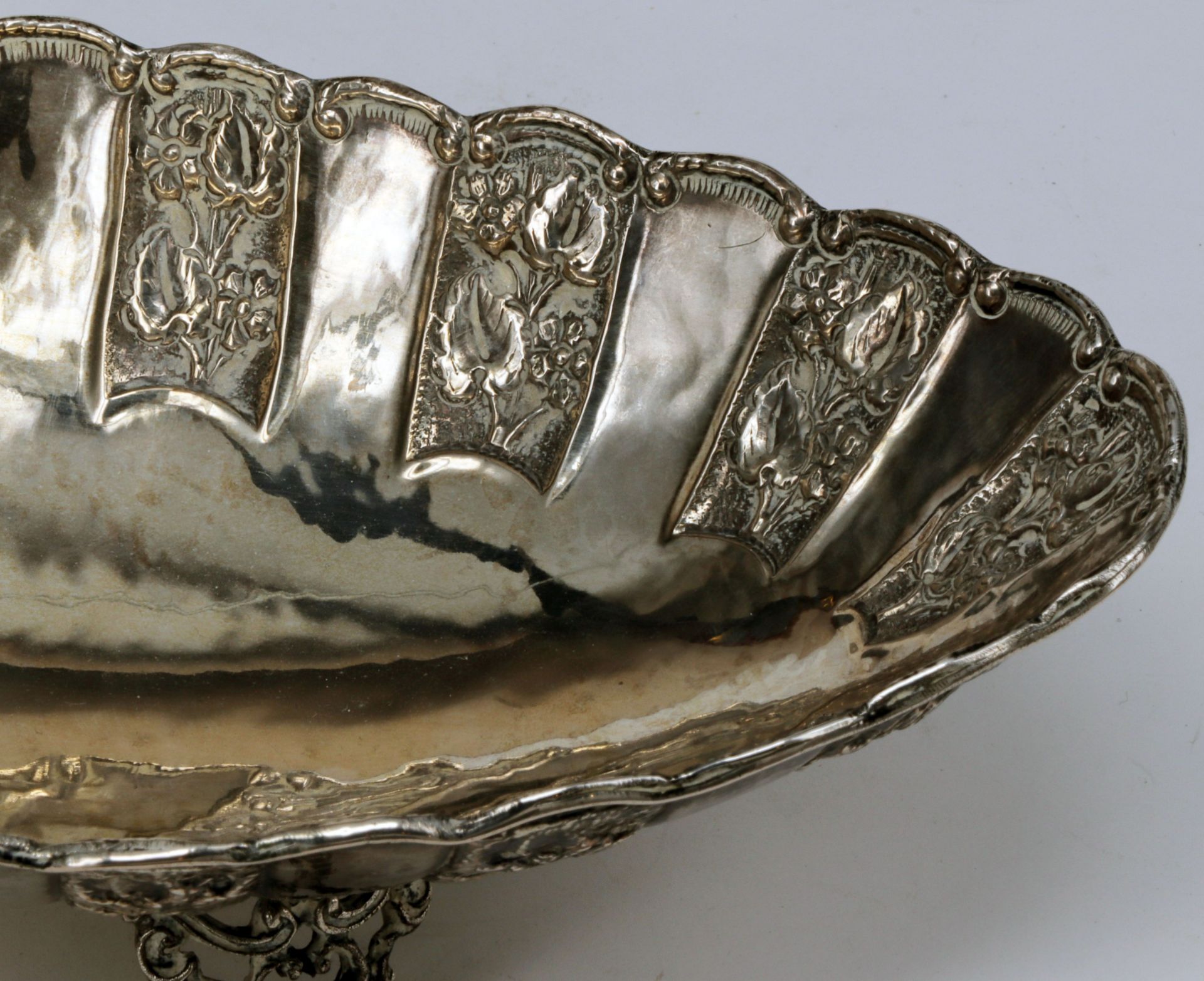 Silberschale, 900er Silber, wohl Frankreich. Auf vier Füßen navetteförmiger Körper mit Wellenrand - Bild 2 aus 4