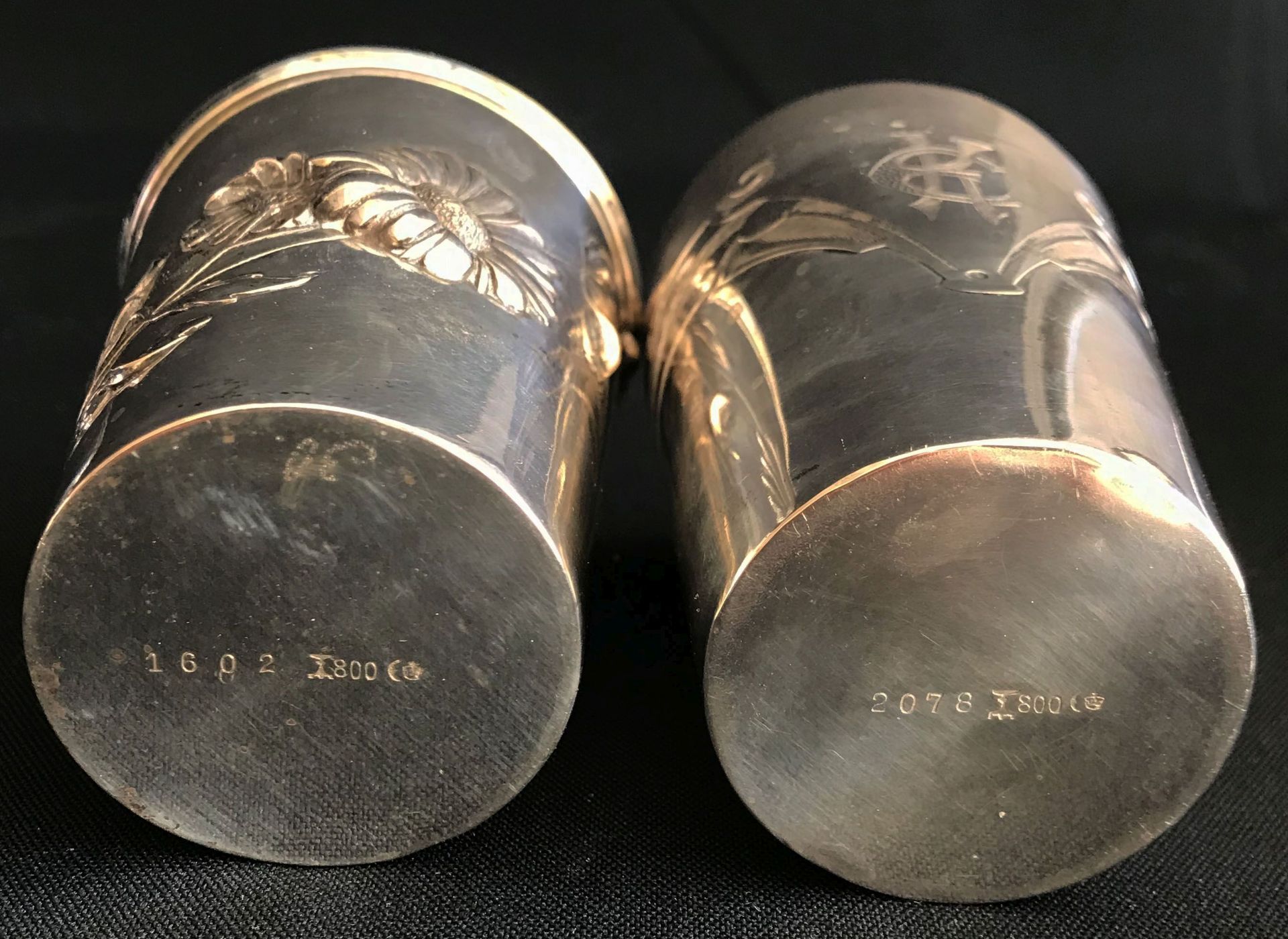 Silber-Konvolut, insgesamt 14 Teile: Zigarettenetui, gepunzt, 900er Silber, 102 g; ovales Tablett, - Bild 6 aus 7