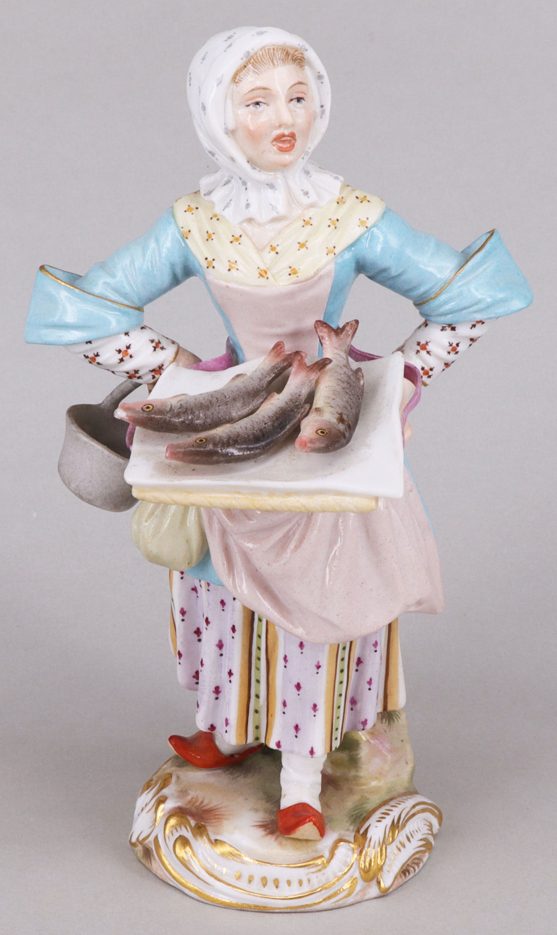 Meissen, um 1900, Pariser Fischverkäuferin in Kleid mit hellblauen Ärmeln, Modell Peter Reinicke