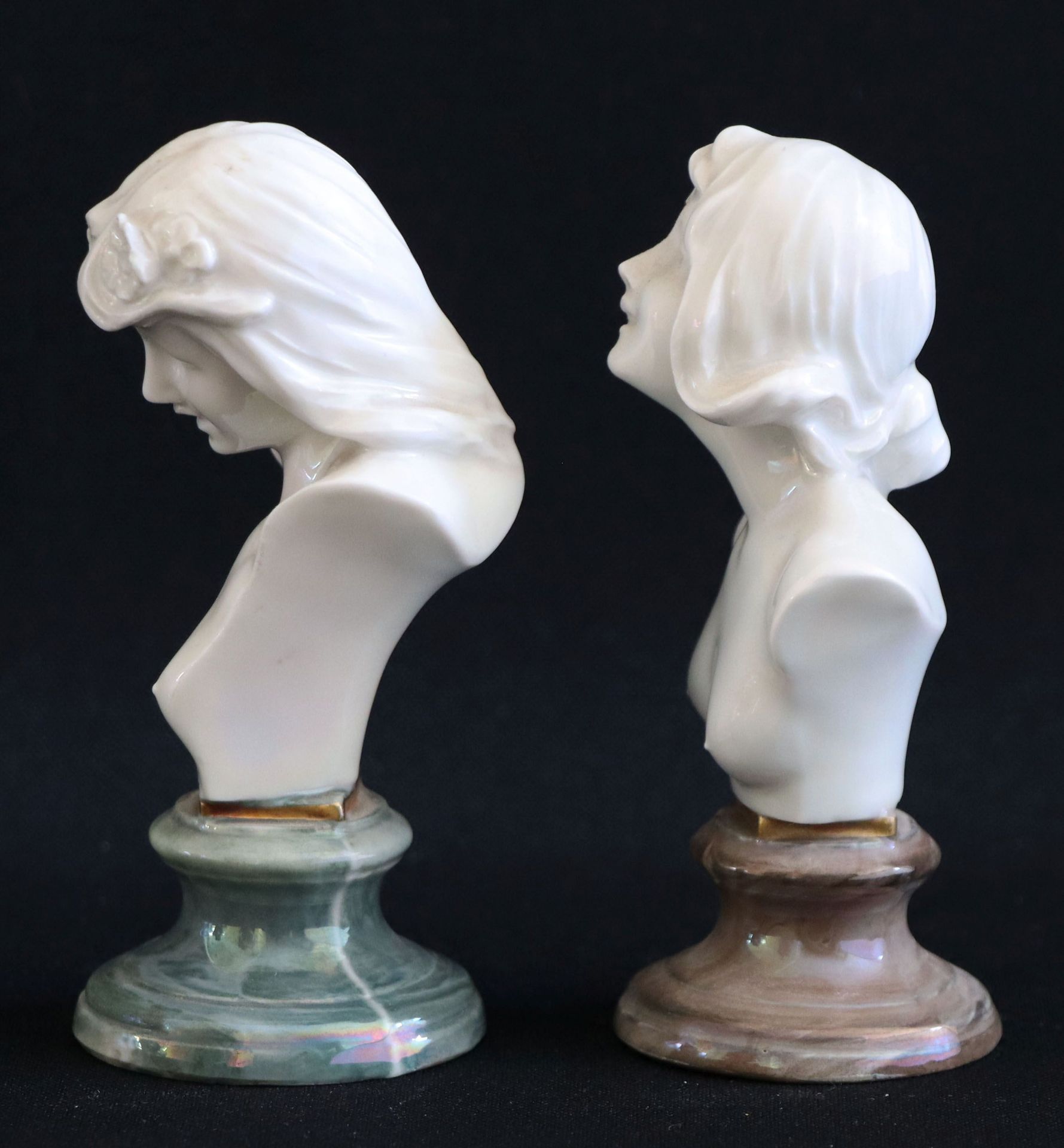 Kronach, zwei kleine weibliche Porzellanbüsten, weißes Porzallan auf grünem und braun marmoriertem - Image 3 of 3