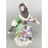 Meissen, Affe als Sängerin aus der "Affenkapelle", Schwertermarke Meißen, 1. Wahl, H. 12,5 cm.