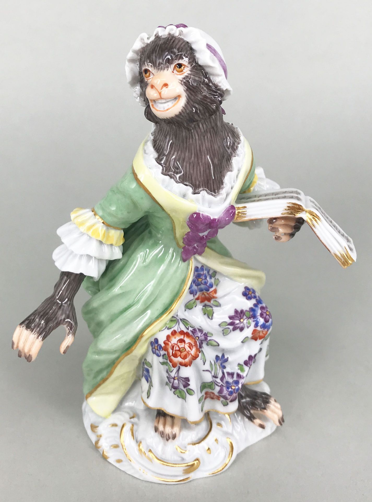 Meissen, Affe als Sängerin aus der "Affenkapelle", Schwertermarke Meißen, 1. Wahl, H. 12,5 cm.