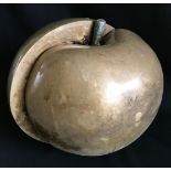 Barbara Schaper-Oeser (1941 - 2019), Apfel aus Bronze, aus zwei verschobenen Hälften bestehend, D.