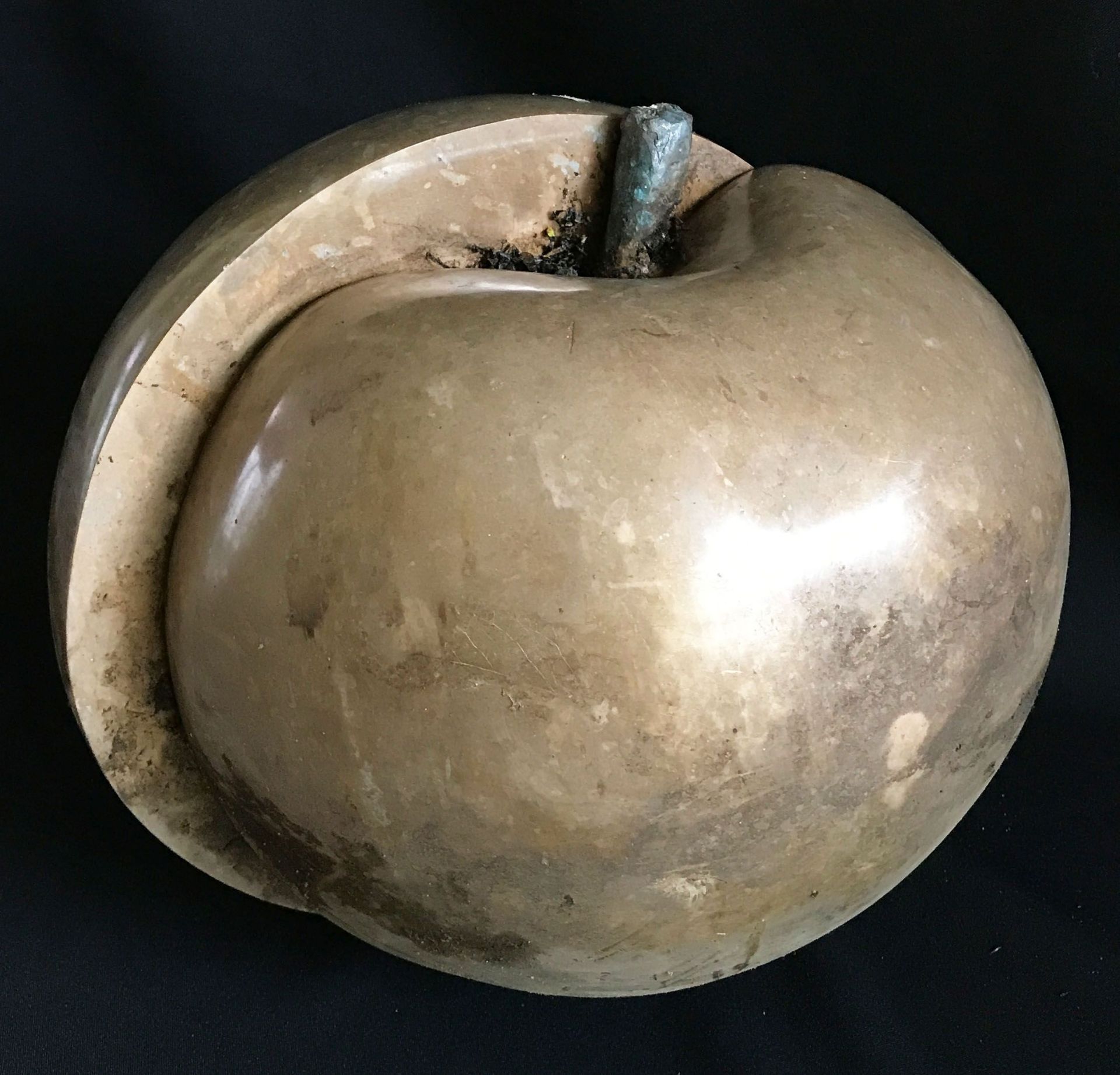 Barbara Schaper-Oeser (1941 - 2019), Apfel aus Bronze, aus zwei verschobenen Hälften bestehend, D.