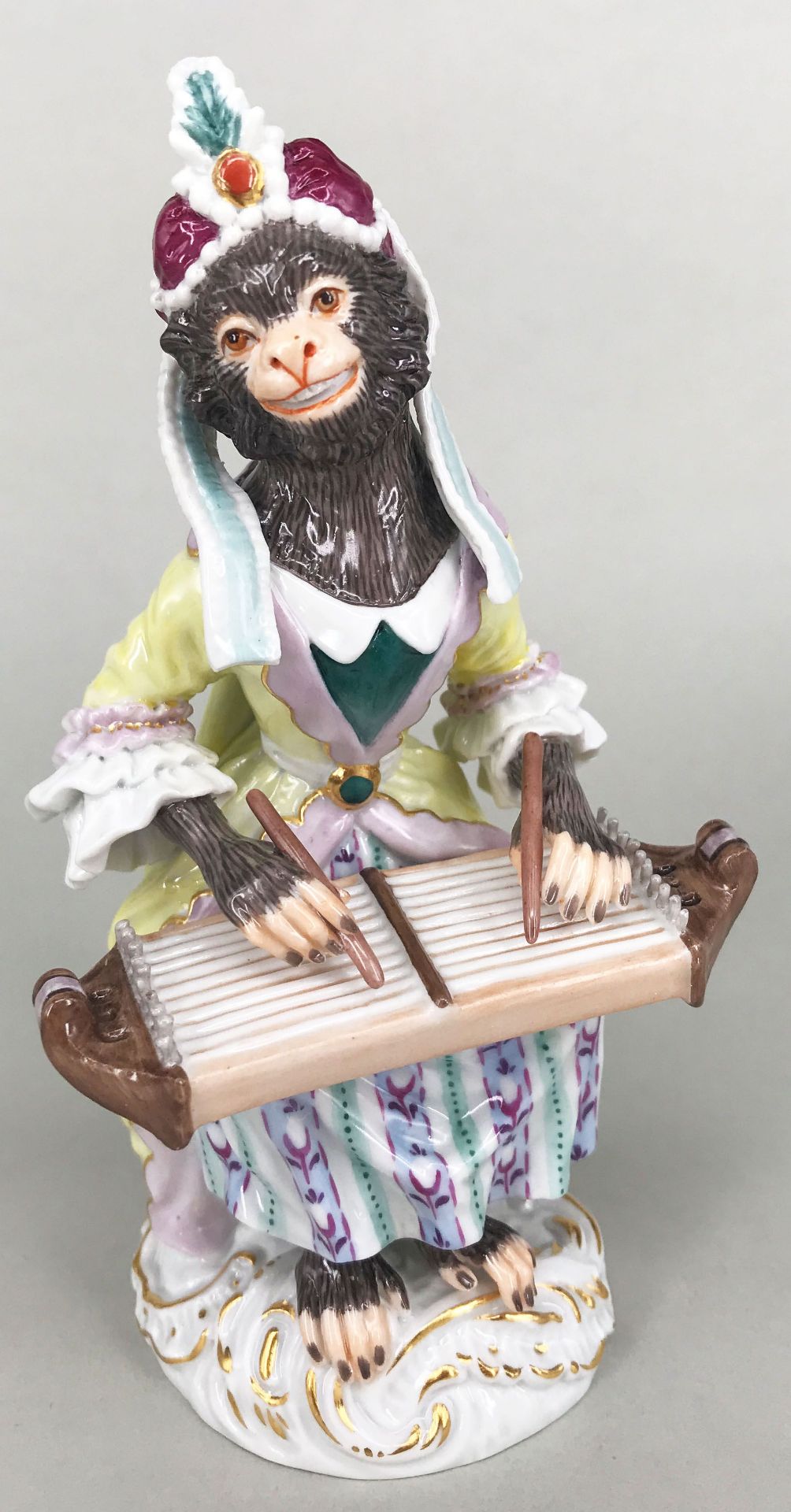 Meissen, Affe mit Zither aus der "Affenkapelle", Schwertermarke Meißen, 1. Wahl, H. 14 cm. Farbige