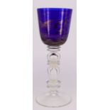 Pokalglas, farbloser, leicht erhöhter Scheibenfuß, Balusterschaft, Kuppa in dunkelblau mit