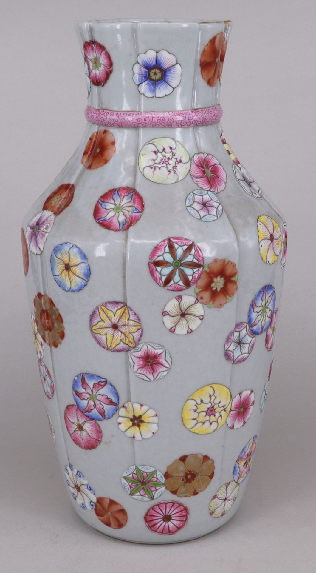 China 20. Jh., Vase, Porzellan, Celadon / Seladon Grund, hellgrau mit polychromen Blumenmedaillons - Image 3 of 4