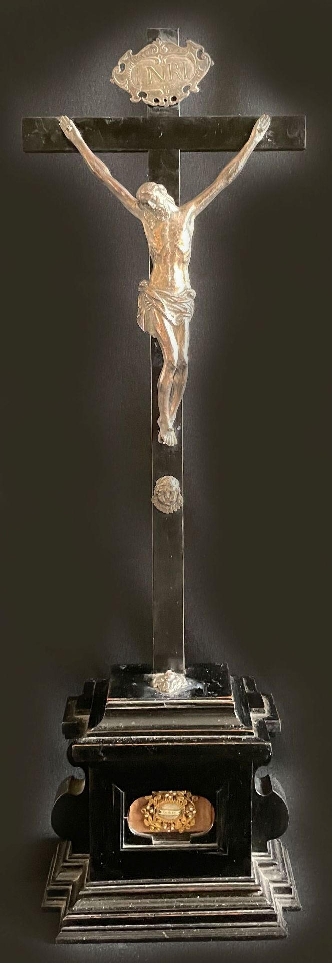 Kruzifix unter Glashaube, 18.Jh., Korpus aus Elfenbein, Dreinageltypus, feine Schitzerei, - Image 5 of 5