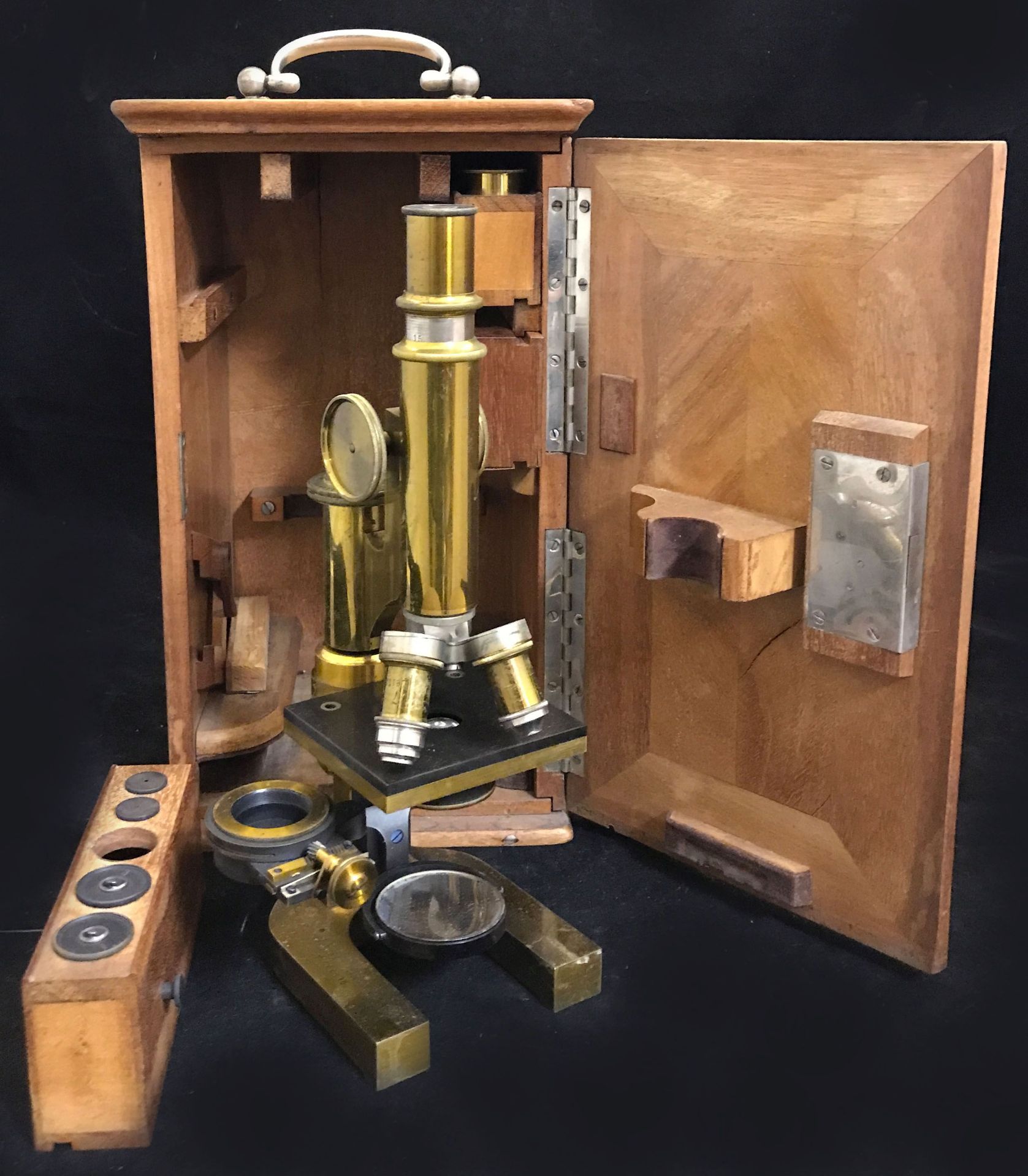Mikroskop in Holzkasten, um 1900, E. Leitz Wetzlar, Nr. 22296, Messingmikroskop mit drei Linsen,