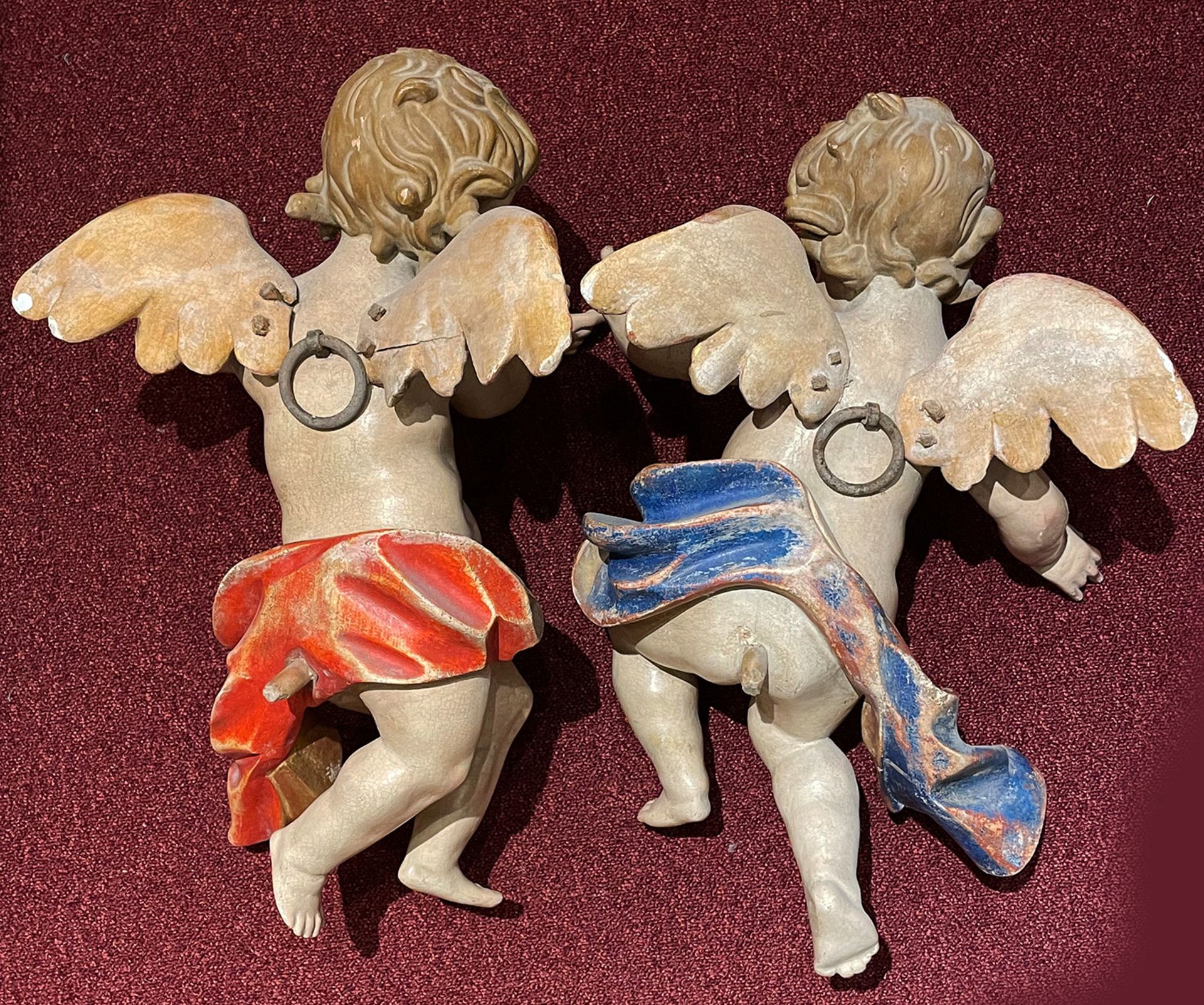 Paar Engel, barocke Art, in fliegender bzw. schwebender Haltung, Holz, gefasst, H. ca. 44 cm - Image 6 of 6