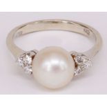 Ring, 750er Weißgold (geprüft), mit Perle und seitlich je drei Diamanten, RG53, 3,5 g