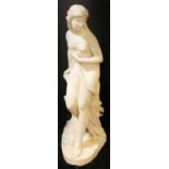 Robert Cauer (1831-1893) Marmorfigur Venus: Badende Frauenfigur mit einem leichten Tuch um ihre